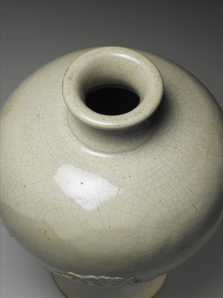 石灣窯 白釉貼花纏枝牡丹梅瓶