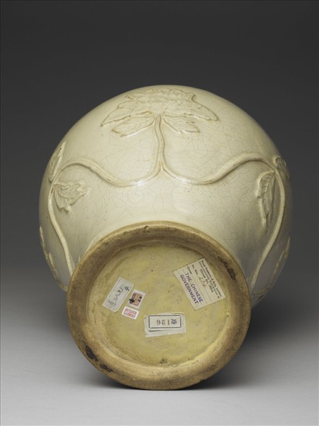 石灣窯 白釉貼花纏枝牡丹梅瓶