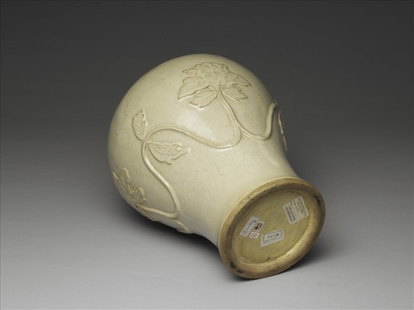 石灣窯 白釉貼花纏枝牡丹梅瓶