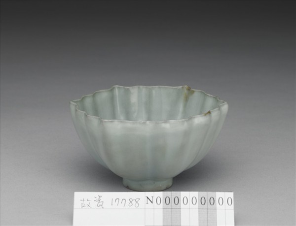 龍泉窯 青瓷菱花式碗