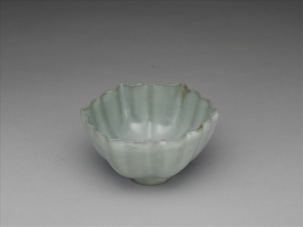 龍泉窯 青瓷菱花式碗