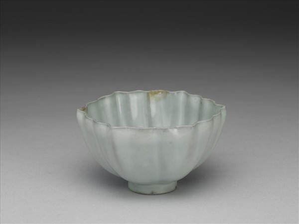 龍泉窯 青瓷菱花式碗