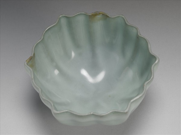 龍泉窯 青瓷菱花式碗