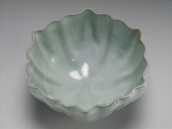 龍泉窯 青瓷菱花式碗