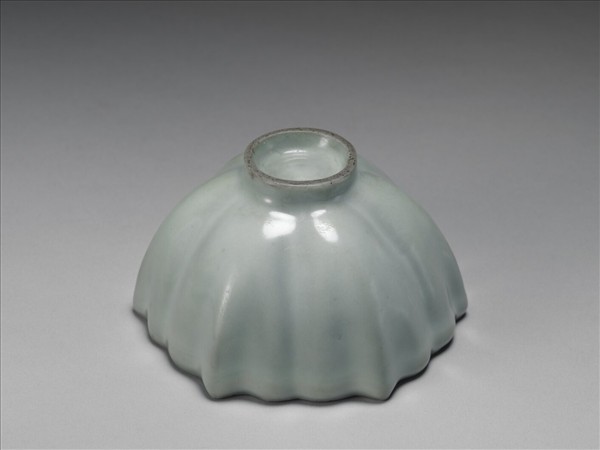 龍泉窯 青瓷菱花式碗