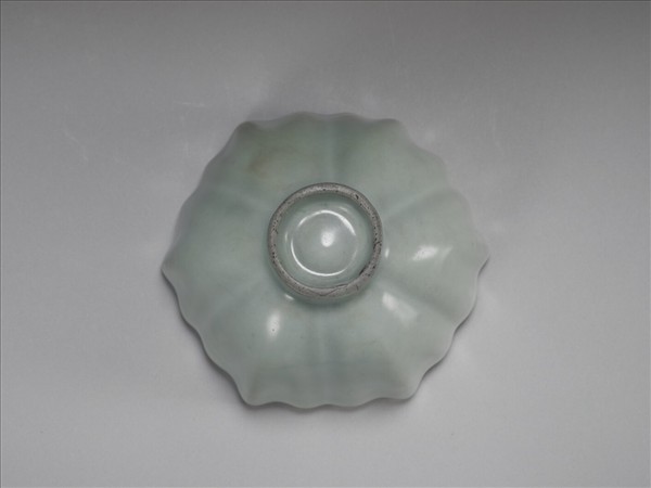 龍泉窯 青瓷菱花式碗