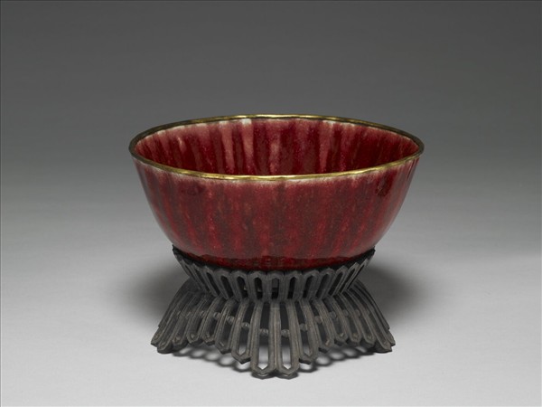寶石紅釉菊瓣式碗