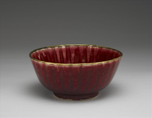 寶石紅釉菊瓣式碗
