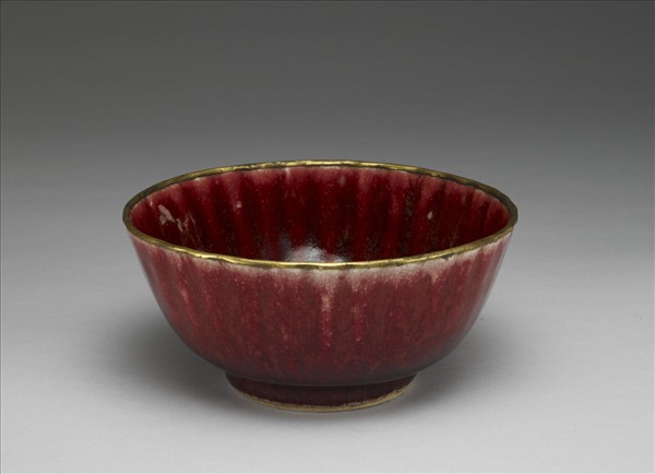 寶石紅釉菊瓣式碗