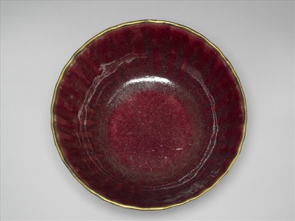 寶石紅釉菊瓣式碗