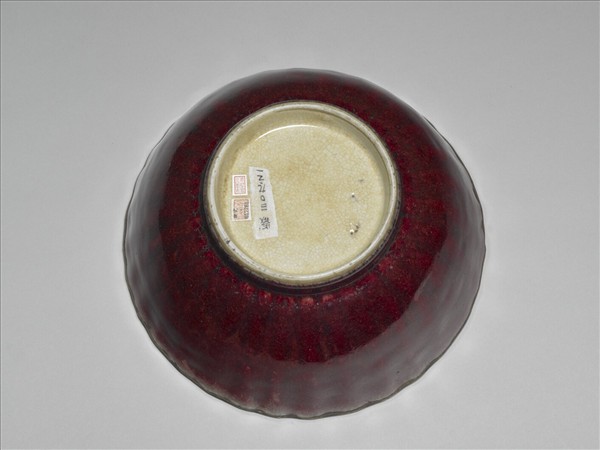 寶石紅釉菊瓣式碗