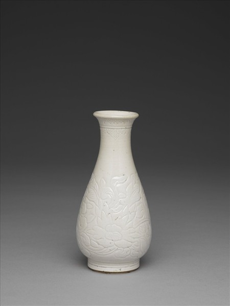 臨川窯 白瓷劃花牡丹紋瓶