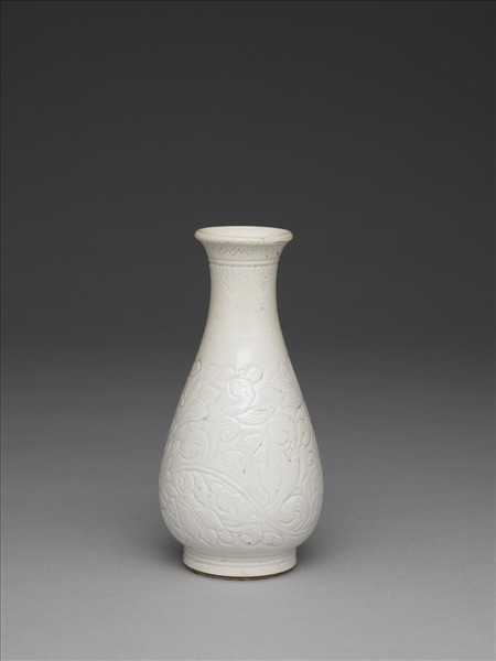 臨川窯 白瓷劃花牡丹紋瓶