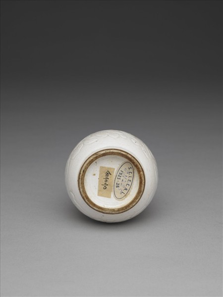 臨川窯 白瓷劃花牡丹紋瓶