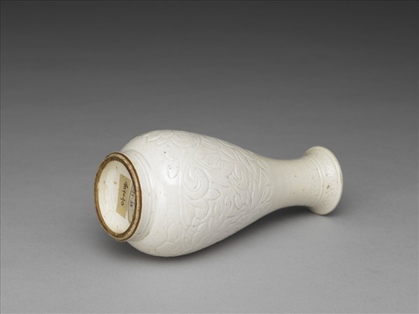 臨川窯 白瓷劃花牡丹紋瓶