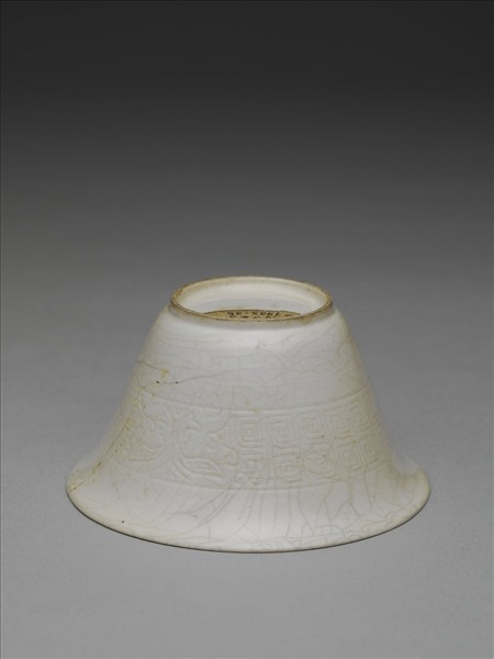 彭窯 白瓷劃花饕餮紋套杯