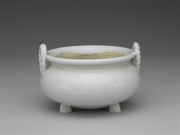 白瓷雙耳三足爐