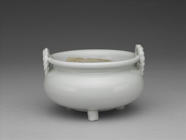 白瓷雙耳三足爐