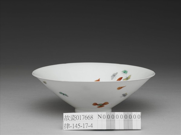 五彩梅蝶紋葵瓣口碗