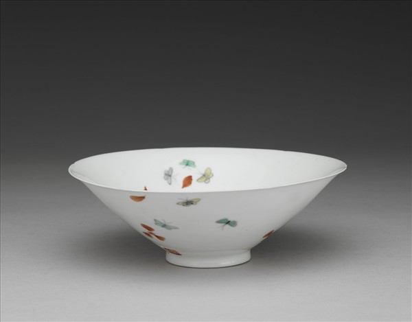 五彩梅蝶紋葵瓣口碗