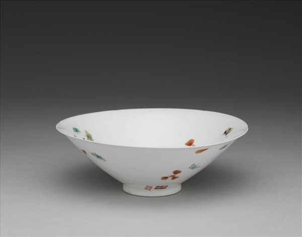 五彩梅蝶紋葵瓣口碗