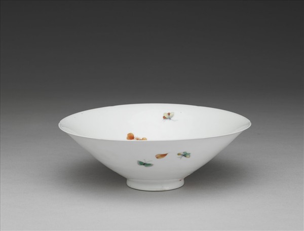 五彩梅蝶紋葵瓣口碗
