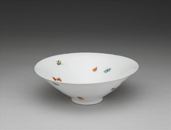 五彩梅蝶紋葵瓣口碗