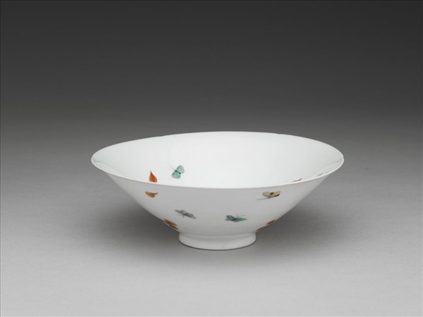 五彩梅蝶紋葵瓣口碗