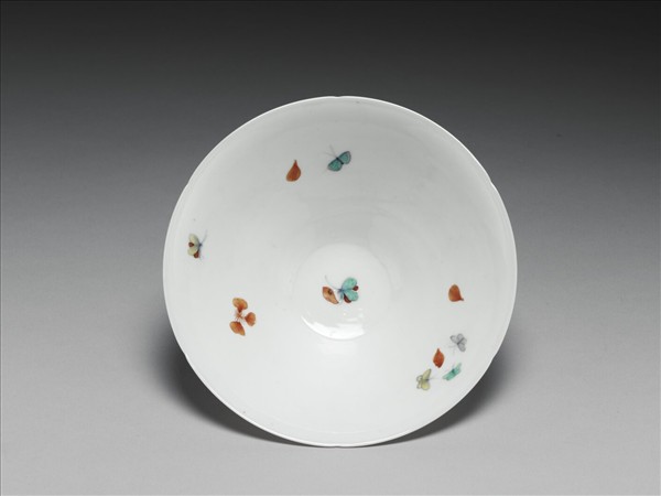 五彩梅蝶紋葵瓣口碗