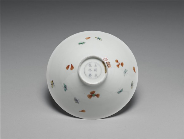 五彩梅蝶紋葵瓣口碗