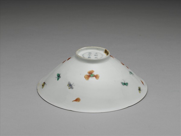 五彩梅蝶紋葵瓣口碗