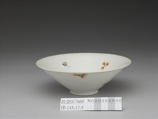 五彩梅蝶紋葵瓣口碗