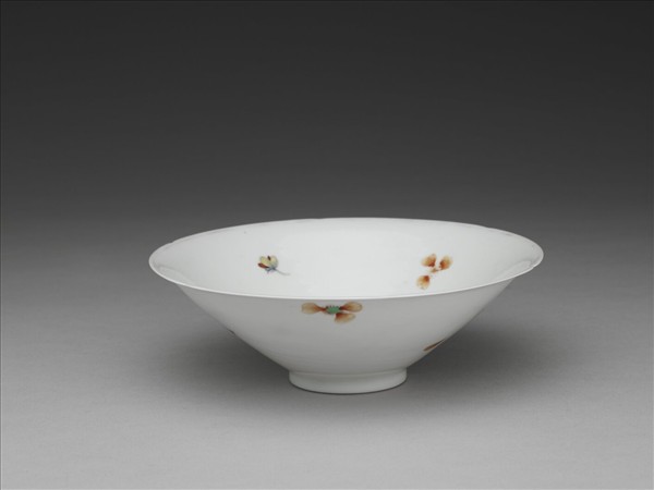 五彩梅蝶紋葵瓣口碗