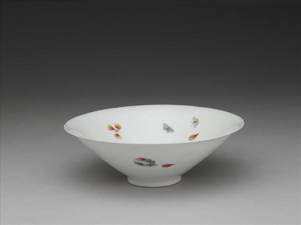 五彩梅蝶紋葵瓣口碗