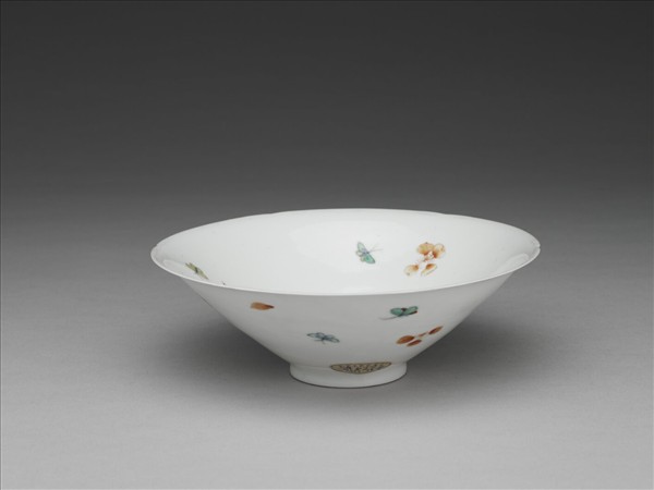 五彩梅蝶紋葵瓣口碗