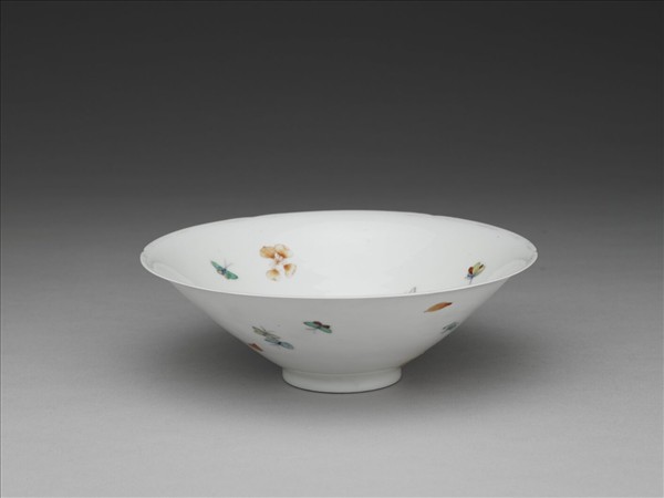 五彩梅蝶紋葵瓣口碗