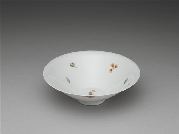 五彩梅蝶紋葵瓣口碗