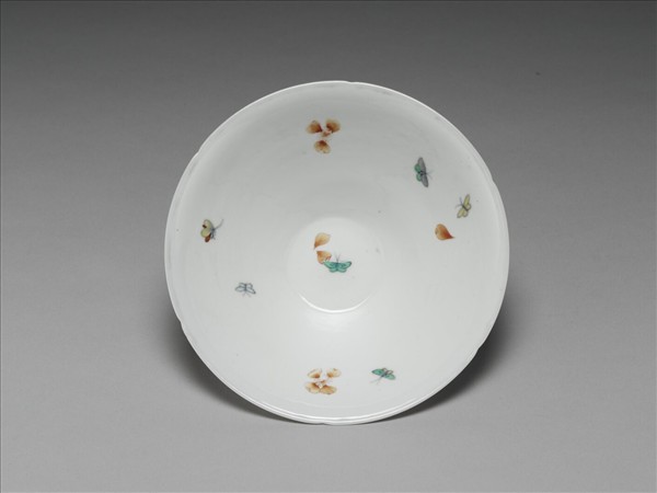 五彩梅蝶紋葵瓣口碗