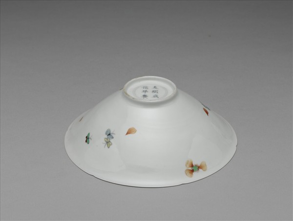 五彩梅蝶紋葵瓣口碗