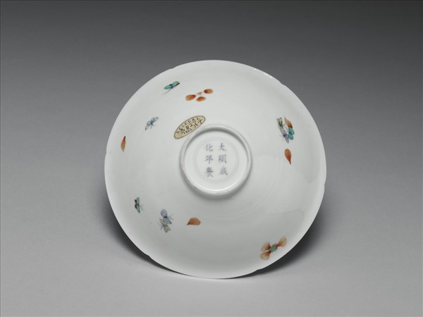 五彩梅蝶紋葵瓣口碗