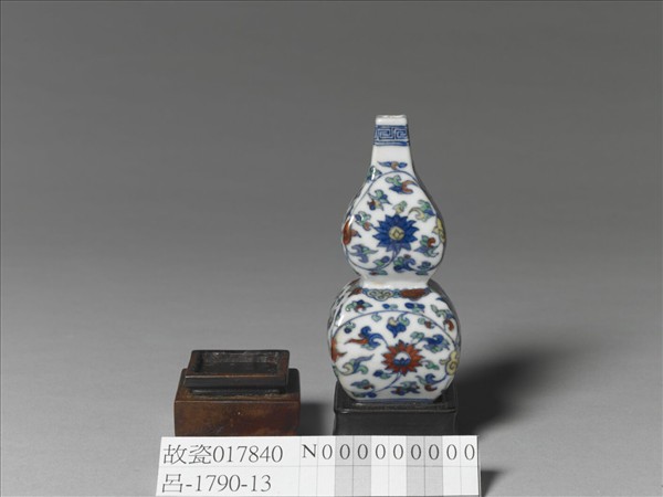 鬥彩番蓮紋葫蘆小方瓶