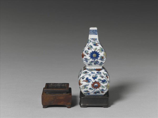 鬥彩番蓮紋葫蘆小方瓶