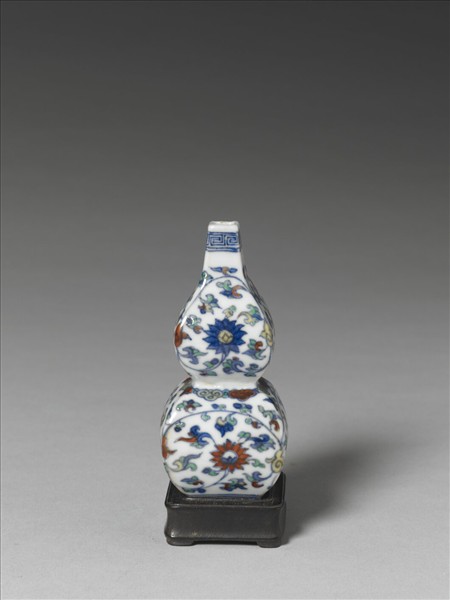 鬥彩番蓮紋葫蘆小方瓶