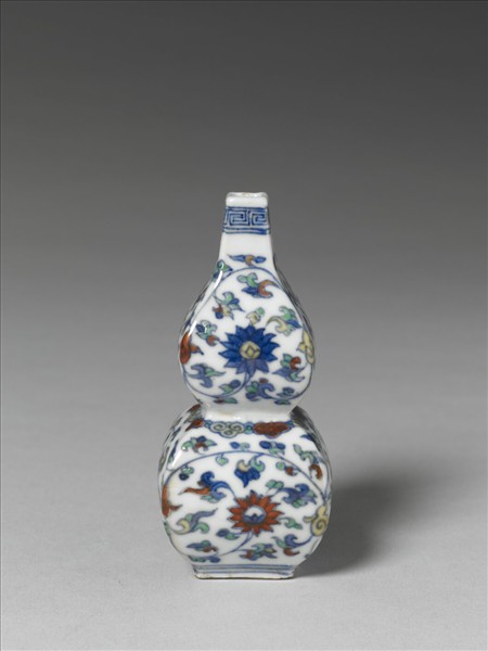 鬥彩番蓮紋葫蘆小方瓶