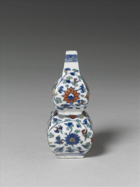 鬥彩番蓮紋葫蘆小方瓶
