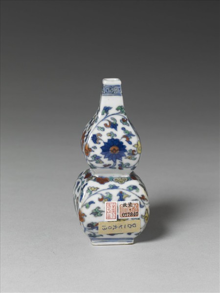 鬥彩番蓮紋葫蘆小方瓶