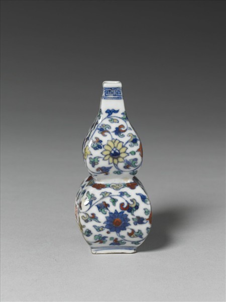 鬥彩番蓮紋葫蘆小方瓶