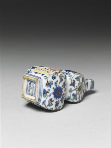 鬥彩番蓮紋葫蘆小方瓶