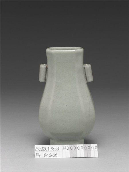 仿汝釉月白八方貫耳壺