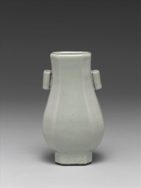 仿汝釉月白八方貫耳壺